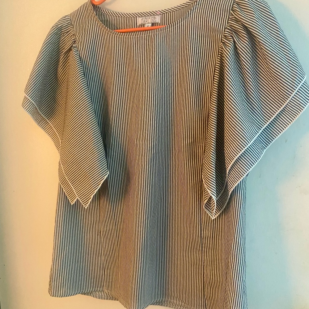 A Dip of Darling Striped Gray White Top Asymmetrical Flutter Sleeves Cotton Med